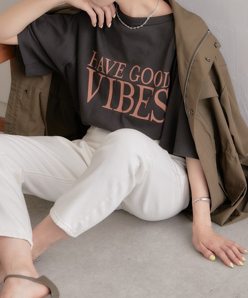 COLLAGE GALLARDAGALANTE（コラージュガリャルダガランテ）の「大人ロゴ/プリントTシャツ/手洗い可（Tシャツ/カットソー・レディース・チャコールグレー/アイボリー・FREE）」の2枚目の写真