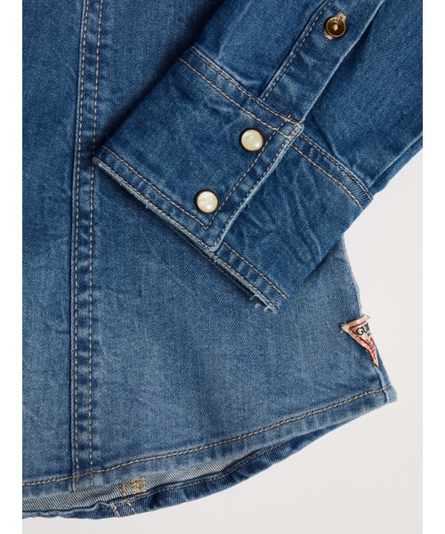 Guess（ゲス）の「Slim Fit Denim Shirt（シャツ/ブラウス・レディース・インディゴブルー・SMALL/MEDIUM/X-SMALL）」の5枚目の写真