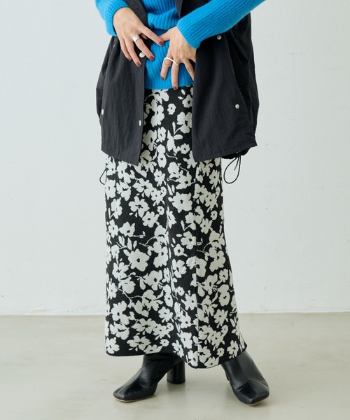 Shelly island（シェリーアイランド）の「【可愛くてストレスフリーな着心地】フラワージャガードニットスカート（スカート・レディース・ブラック/ライトブルー・M）」の3枚目の写真