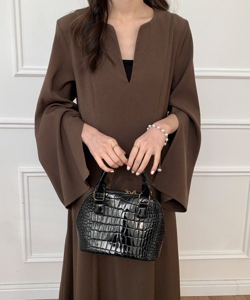 ECLIN（エクラン）の「袖スリットスキッパネックフレアワンピース（ワンピース・レディース・カーキ/ブラック/アイボリー/ベージュ/チャコールグレー/モカ・M/L）」の4枚目の写真