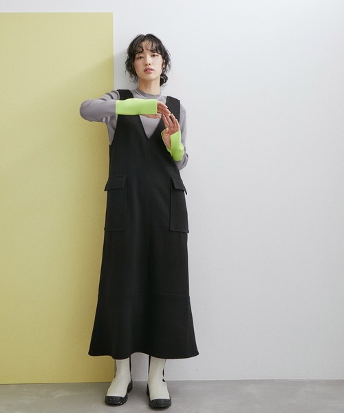 ADAM ET ROPE'（アダムエロペ）の「【WEB限定(一部店舗展開あり)】フラップポケットジャンパースカート（ジャンパースカート・レディース・グレー/オフホワイト/ブラック・FREE）」の2枚目の写真