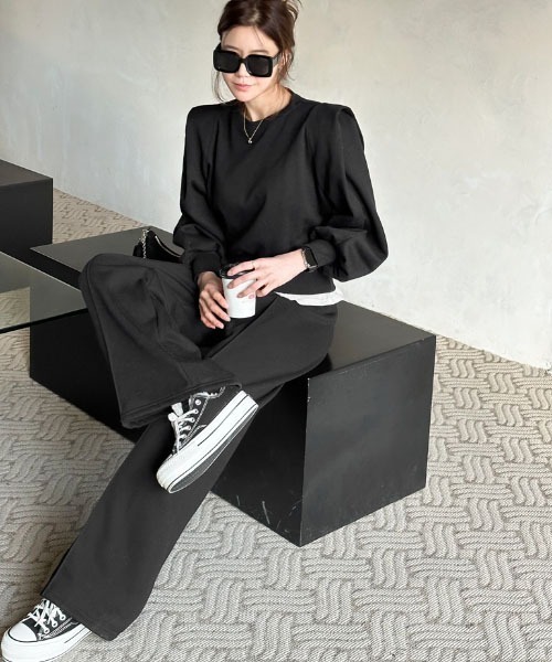 NANING9（ナンニング）の「NANING9 ショルダーワンポイント裏起毛トレーナー＆トレーニングパンツセット（スウェット・レディース・ブラック/オートミール・FREE）」の2枚目の写真