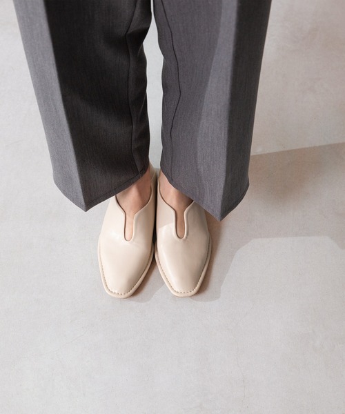 menue（メヌエ）の「スリットデザイン 2way パンプス（パンプス・レディース・グレイッシュベージュ/アイボリー/カーキ/ブラック・34/35/36/37/38/39/40/41）」の5枚目の写真