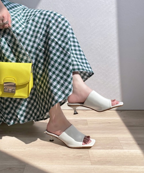 MAMIAN(マミアン)の「ワイドスクエアトゥ シンプル ミュールサンダル (4.0cmヒール)(サンダル・レディース・ミント/ホワイト/ブラック・M/L/S/LL)」の2枚目の写真