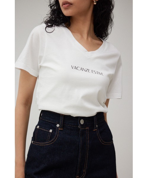 AZUL by moussy(アズールバイマウジー)の「VACANZE ESTIVE V/N LOGO Tシャツ/バガンゼエスティブVネックロゴTシャツ(Tシャツ/カットソー・レディース・ダークオレンジ/ブラック/ホワイト・MEDIUM/SMALL)」の2枚目の写真