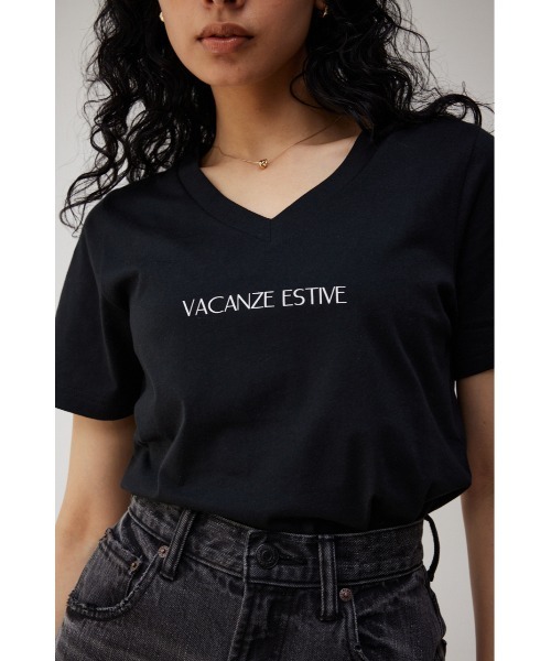 AZUL by moussy(アズールバイマウジー)の「VACANZE ESTIVE V/N LOGO Tシャツ/バガンゼエスティブVネックロゴTシャツ(Tシャツ/カットソー・レディース・ダークオレンジ/ブラック/ホワイト・MEDIUM/SMALL)」の3枚目の写真