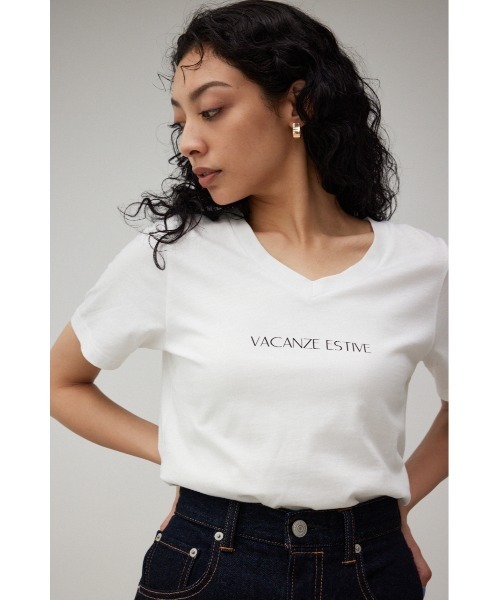 AZUL by moussy(アズールバイマウジー)の「VACANZE ESTIVE V/N LOGO Tシャツ/バガンゼエスティブVネックロゴTシャツ(Tシャツ/カットソー・レディース・ダークオレンジ/ブラック/ホワイト・MEDIUM/SMALL)」の5枚目の写真