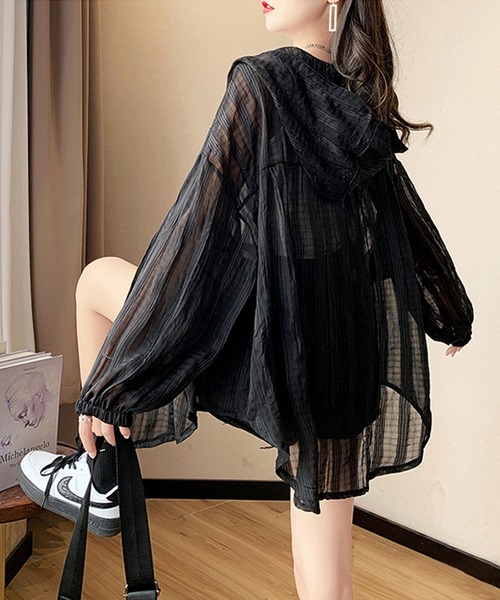 LAFFMO(ラフモ)の「フード付きボリュームスリーブシアーパーカー(パーカー・レディース・ブラック/ホワイト・FREE)」の4枚目の写真