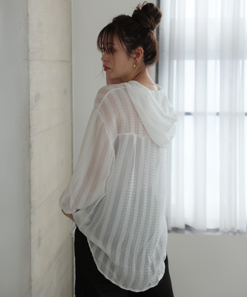 LAFFMO(ラフモ)の「フード付きボリュームスリーブシアーパーカー(パーカー・レディース・ブラック/ホワイト・FREE)」の16枚目の写真