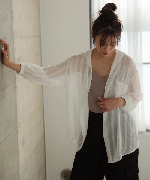 LAFFMO(ラフモ)の「フード付きボリュームスリーブシアーパーカー(パーカー・レディース・ブラック/ホワイト・FREE)」の12枚目の写真