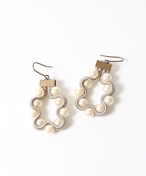 STELLA CIFFON（ステラシフォン）の「[STELLA CIFFON/ステラシフォン] 樹脂パール ラウンドピアス（ピアス（両耳用）・レディース・ブラック/ベージュ/ネイビー・F）」の22枚目の写真