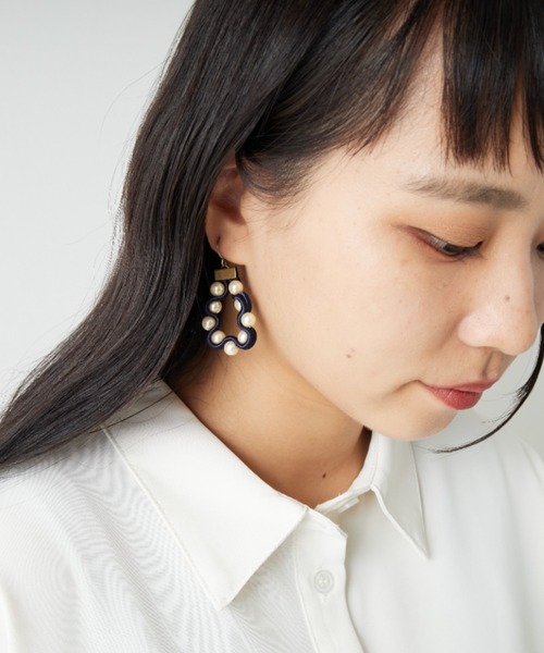STELLA CIFFON（ステラシフォン）の「[STELLA CIFFON/ステラシフォン] 樹脂パール ラウンドピアス（ピアス（両耳用）・レディース・ブラック/ベージュ/ネイビー・F）」の19枚目の写真