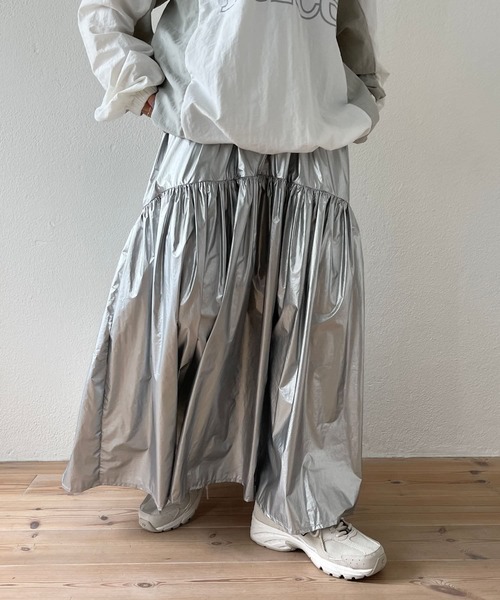wee9s（ウィークス）の「metallic gatherer flare skirt / メタリックギャザーフレアスカート（スカート・レディース・シルバー・FREE）」の6枚目の写真