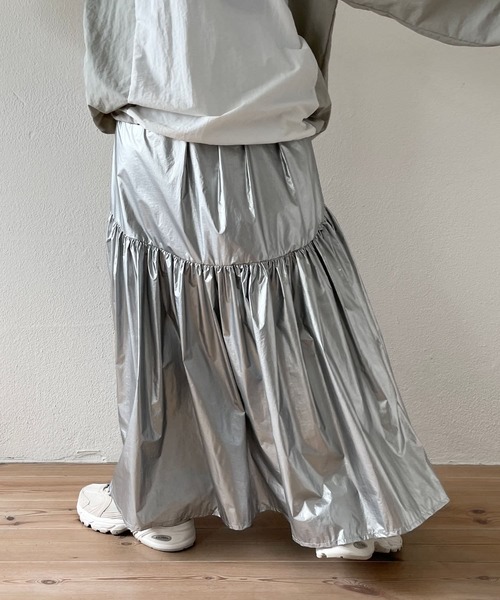 wee9s（ウィークス）の「metallic gatherer flare skirt / メタリックギャザーフレアスカート（スカート・レディース・シルバー・FREE）」の9枚目の写真