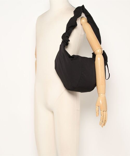 SALON de RUBAN(サロンドルヴァン)の「【SALON de RUBAN / サロン ド ルヴァン】 クシュクシュ ギャザーショルダーバッグ スモール(ショルダーバッグ・レディース・ブラック/ピンク/グレー/ベージュ/イエロー/ライトグレー/ホワイト/ブルー・FREE)」の12枚目の写真