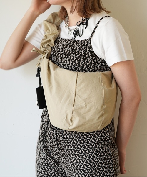 SALON de RUBAN(サロンドルヴァン)の「【SALON de RUBAN / サロン ド ルヴァン】 クシュクシュ ギャザーショルダーバッグ スモール(ショルダーバッグ・レディース・ブラック/ピンク/グレー/ベージュ/イエロー/ライトグレー/ホワイト/ブルー・FREE)」の6枚目の写真