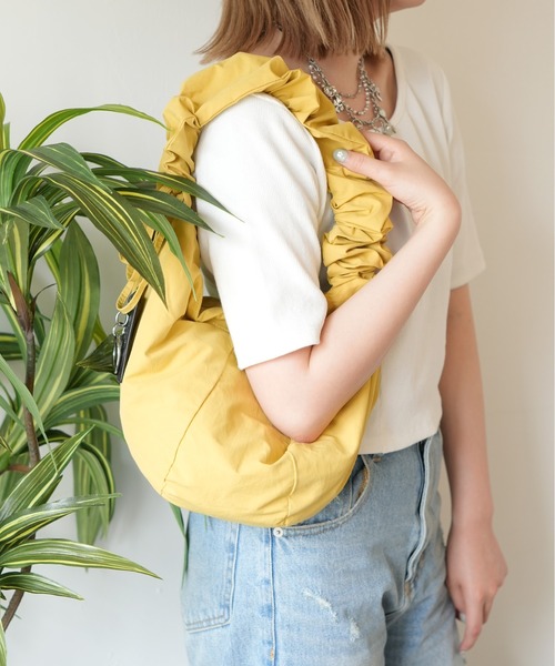 SALON de RUBAN(サロンドルヴァン)の「【SALON de RUBAN / サロン ド ルヴァン】 クシュクシュ ギャザーショルダーバッグ スモール(ショルダーバッグ・レディース・ブラック/ピンク/グレー/ベージュ/イエロー/ライトグレー/ホワイト/ブルー・FREE)」の1枚目の写真