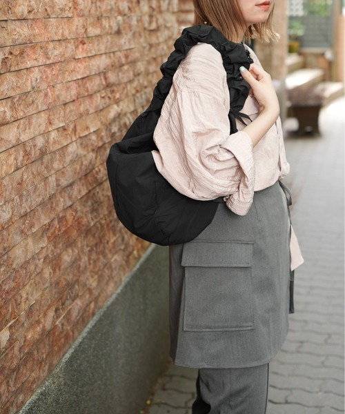 SALON de RUBAN(サロンドルヴァン)の「【SALON de RUBAN / サロン ド ルヴァン】 クシュクシュ ギャザーショルダーバッグ スモール(ショルダーバッグ・レディース・ブラック/ピンク/グレー/ベージュ/イエロー/ライトグレー/ホワイト/ブルー・FREE)」の3枚目の写真