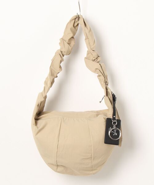 SALON de RUBAN(サロンドルヴァン)の「【SALON de RUBAN / サロン ド ルヴァン】 クシュクシュ ギャザーショルダーバッグ スモール(ショルダーバッグ・レディース・ブラック/ピンク/グレー/ベージュ/イエロー/ライトグレー/ホワイト/ブルー・FREE)」の13枚目の写真