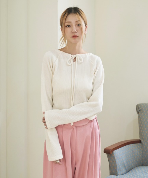 UNE MANSION（ユヌマンション）の「ホルターネックショルダースリットＴシャツニットカットソー（Tシャツ/カットソー・レディース・ブラック/ベージュ/アイボリー・FREE）」の2枚目の写真