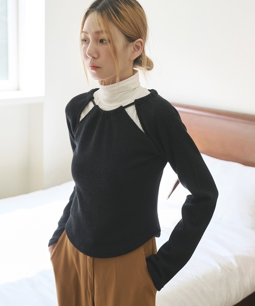 UNE MANSION（ユヌマンション）の「ホルターネックショルダースリットＴシャツニットカットソー（Tシャツ/カットソー・レディース・ブラック/ベージュ/アイボリー・FREE）」の3枚目の写真