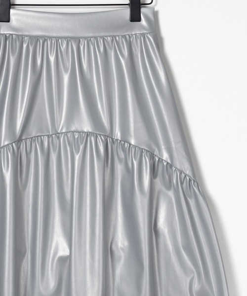 me+em select(ミームセレクト)の「【 2color 】メタリックフェイクレザーギャザーフレアスカート / metallic fake leather gather flare skirt(スカート・レディース・シルバー/ブラック・LARGE/MEDIUM/SMALL)」の18枚目の写真