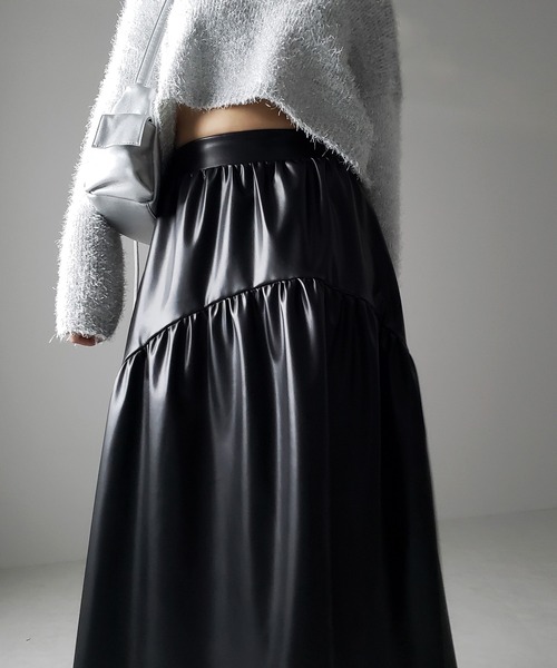 me+em select(ミームセレクト)の「【 2color 】メタリックフェイクレザーギャザーフレアスカート / metallic fake leather gather flare skirt(スカート・レディース・シルバー/ブラック・LARGE/MEDIUM/SMALL)」の9枚目の写真