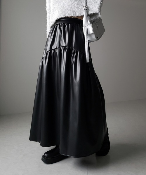 me+em select(ミームセレクト)の「【 2color 】メタリックフェイクレザーギャザーフレアスカート / metallic fake leather gather flare skirt(スカート・レディース・シルバー/ブラック・LARGE/MEDIUM/SMALL)」の11枚目の写真