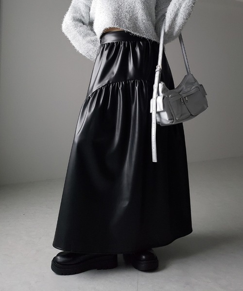 me+em select(ミームセレクト)の「【 2color 】メタリックフェイクレザーギャザーフレアスカート / metallic fake leather gather flare skirt(スカート・レディース・シルバー/ブラック・LARGE/MEDIUM/SMALL)」の12枚目の写真
