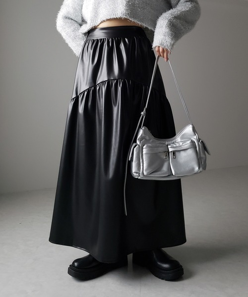 me+em select(ミームセレクト)の「【 2color 】メタリックフェイクレザーギャザーフレアスカート / metallic fake leather gather flare skirt(スカート・レディース・シルバー/ブラック・LARGE/MEDIUM/SMALL)」の10枚目の写真