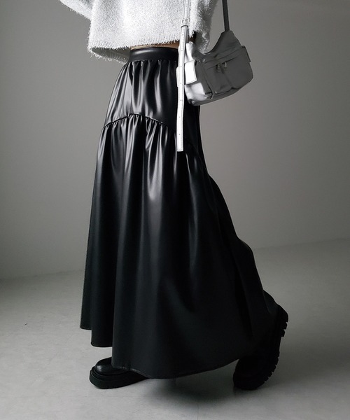 me+em select(ミームセレクト)の「【 2color 】メタリックフェイクレザーギャザーフレアスカート / metallic fake leather gather flare skirt(スカート・レディース・シルバー/ブラック・LARGE/MEDIUM/SMALL)」の13枚目の写真