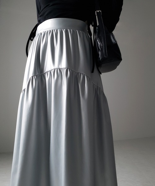 me+em select(ミームセレクト)の「【 2color 】メタリックフェイクレザーギャザーフレアスカート / metallic fake leather gather flare skirt(スカート・レディース・シルバー/ブラック・LARGE/MEDIUM/SMALL)」の3枚目の写真