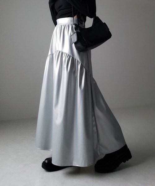 me+em select(ミームセレクト)の「【 2color 】メタリックフェイクレザーギャザーフレアスカート / metallic fake leather gather flare skirt(スカート・レディース・シルバー/ブラック・LARGE/MEDIUM/SMALL)」の4枚目の写真