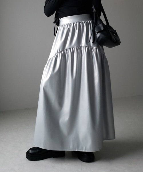 me+em select(ミームセレクト)の「【 2color 】メタリックフェイクレザーギャザーフレアスカート / metallic fake leather gather flare skirt(スカート・レディース・シルバー/ブラック・LARGE/MEDIUM/SMALL)」の5枚目の写真