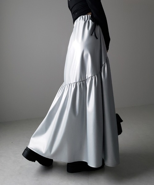 me+em select(ミームセレクト)の「【 2color 】メタリックフェイクレザーギャザーフレアスカート / metallic fake leather gather flare skirt(スカート・レディース・シルバー/ブラック・LARGE/MEDIUM/SMALL)」の6枚目の写真