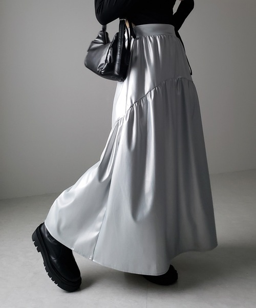 me+em select(ミームセレクト)の「【 2color 】メタリックフェイクレザーギャザーフレアスカート / metallic fake leather gather flare skirt(スカート・レディース・シルバー/ブラック・LARGE/MEDIUM/SMALL)」の7枚目の写真