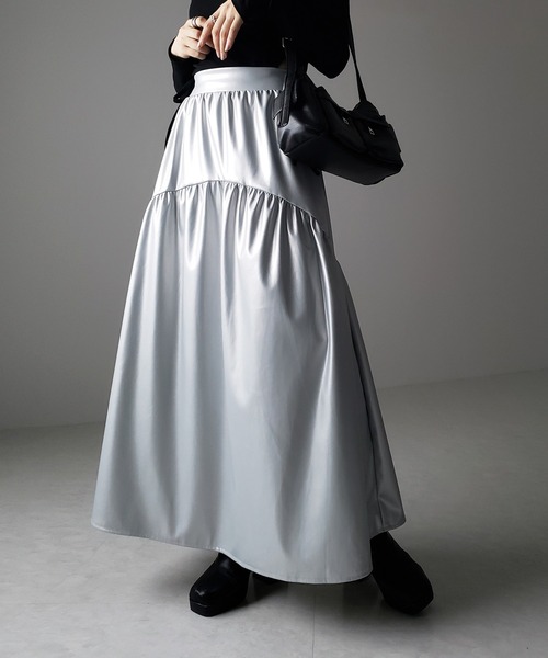 me+em select(ミームセレクト)の「【 2color 】メタリックフェイクレザーギャザーフレアスカート / metallic fake leather gather flare skirt(スカート・レディース・シルバー/ブラック・LARGE/MEDIUM/SMALL)」の8枚目の写真