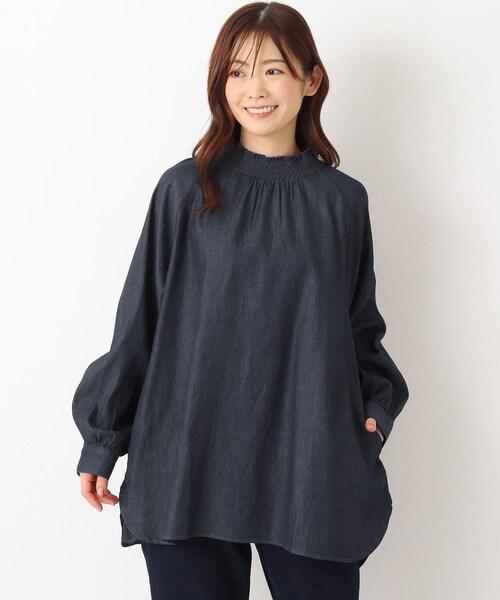 one'sterrace（ワンズテラス）の「デニムタートルネックスモッキング刺繍ブラウス（シャツ/ブラウス・レディース・ネイビー系5/アイボリー系8/ブルー系その他7・02）」の3枚目の写真