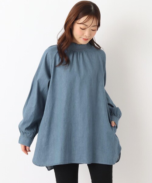 one'sterrace（ワンズテラス）の「デニムタートルネックスモッキング刺繍ブラウス（シャツ/ブラウス・レディース・ネイビー系5/アイボリー系8/ブルー系その他7・02）」の2枚目の写真