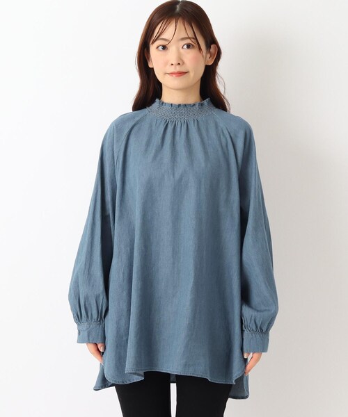 one'sterrace（ワンズテラス）の「デニムタートルネックスモッキング刺繍ブラウス（シャツ/ブラウス・レディース・ネイビー系5/アイボリー系8/ブルー系その他7・02）」の4枚目の写真