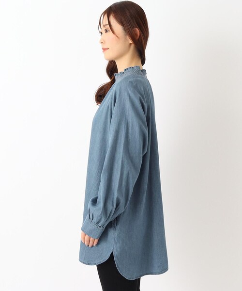 one'sterrace（ワンズテラス）の「デニムタートルネックスモッキング刺繍ブラウス（シャツ/ブラウス・レディース・ネイビー系5/アイボリー系8/ブルー系その他7・02）」の5枚目の写真