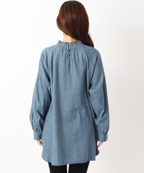 one'sterrace（ワンズテラス）の「デニムタートルネックスモッキング刺繍ブラウス（シャツ/ブラウス・レディース・ネイビー系5/アイボリー系8/ブルー系その他7・02）」の6枚目の写真