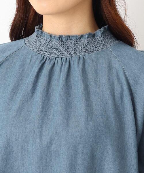 one'sterrace（ワンズテラス）の「デニムタートルネックスモッキング刺繍ブラウス（シャツ/ブラウス・レディース・ネイビー系5/アイボリー系8/ブルー系その他7・02）」の7枚目の写真