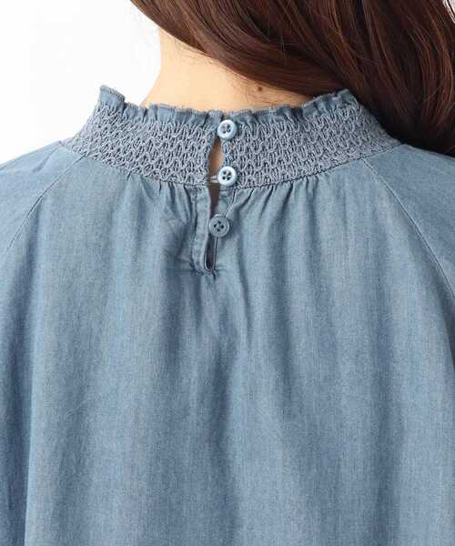 one'sterrace（ワンズテラス）の「デニムタートルネックスモッキング刺繍ブラウス（シャツ/ブラウス・レディース・ネイビー系5/アイボリー系8/ブルー系その他7・02）」の8枚目の写真