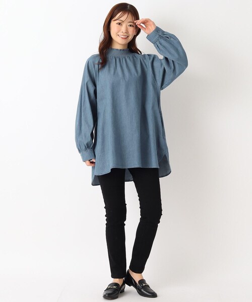 one'sterrace（ワンズテラス）の「デニムタートルネックスモッキング刺繍ブラウス（シャツ/ブラウス・レディース・ネイビー系5/アイボリー系8/ブルー系その他7・02）」の18枚目の写真