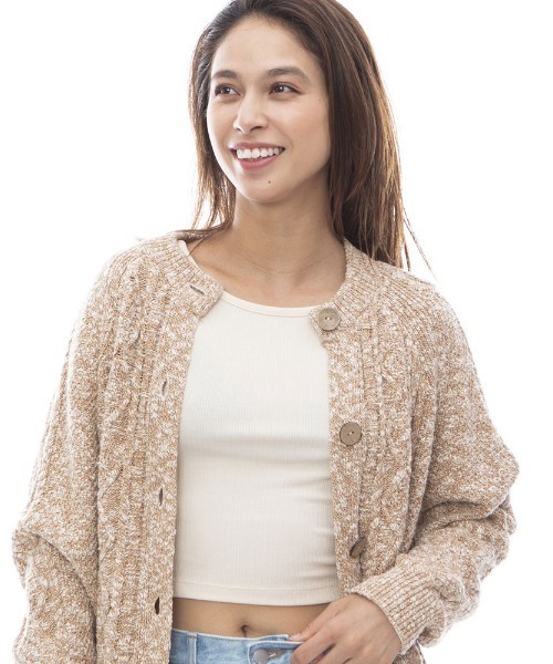 BILLABONG(ビラボン)の「【直営店限定】BILLABONG レディース KNIT CARDIGAN カーディガン 【2024年春夏モデル】/ビラボンラウンドネックワンポイントブランドロゴカーディガン(カーディガン/ボレロ・レディース・アイボリー/ブルー/ベージュ・MEDIUM)」の1枚目の写真