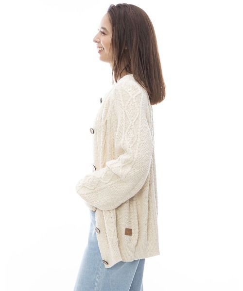 BILLABONG(ビラボン)の「【直営店限定】BILLABONG レディース KNIT CARDIGAN カーディガン 【2024年春夏モデル】/ビラボンラウンドネックワンポイントブランドロゴカーディガン(カーディガン/ボレロ・レディース・アイボリー/ブルー/ベージュ・MEDIUM)」の8枚目の写真