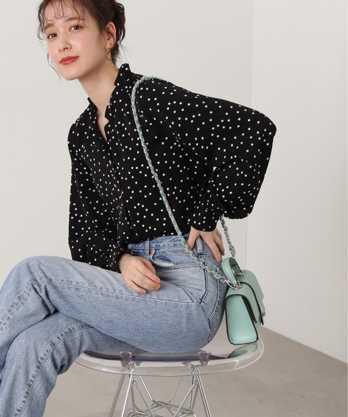 N.（N. Natural Beauty Basic）（エヌエヌナチュラルビューティーベーシック）の「◆Ｖネックフリルフロントボタンブラウス（シャツ/ブラウス・レディース・ドット/ブルー/オフホワイト・MEDIUM）」の3枚目の写真