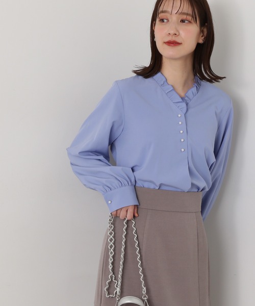 N.（N. Natural Beauty Basic）（エヌエヌナチュラルビューティーベーシック）の「◆Ｖネックフリルフロントボタンブラウス（シャツ/ブラウス・レディース・ドット/ブルー/オフホワイト・MEDIUM）」の2枚目の写真