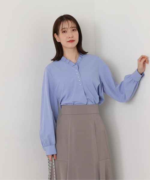 N.（N. Natural Beauty Basic）（エヌエヌナチュラルビューティーベーシック）の「◆Ｖネックフリルフロントボタンブラウス（シャツ/ブラウス・レディース・ドット/ブルー/オフホワイト・MEDIUM）」の4枚目の写真